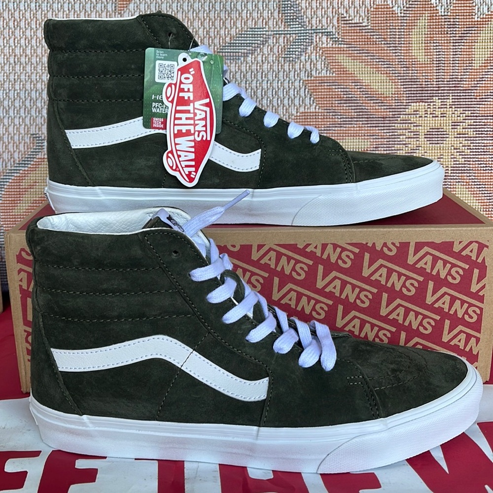 Vans Men’s Sk8-Hi
Pig Suede Grape Leaf
VN0A4BVT50K
Sneakers